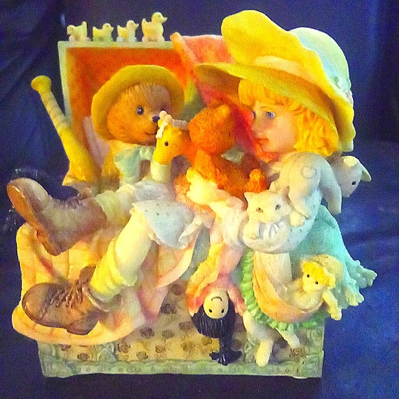 Karen Hahn vintage musical box number 129 291 "isn't it nice to be friends." - Picture 1 of 2